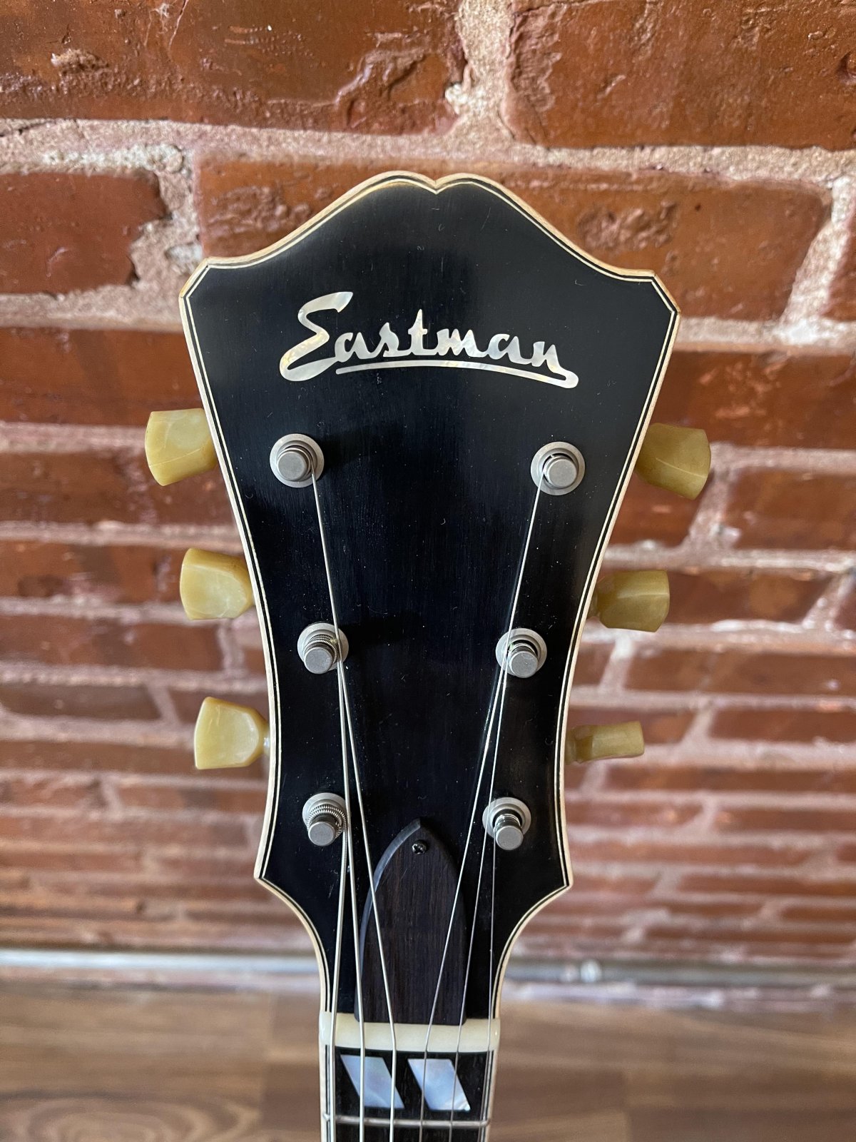 Eastman T58/V-AMB Antique Varnish - Amber