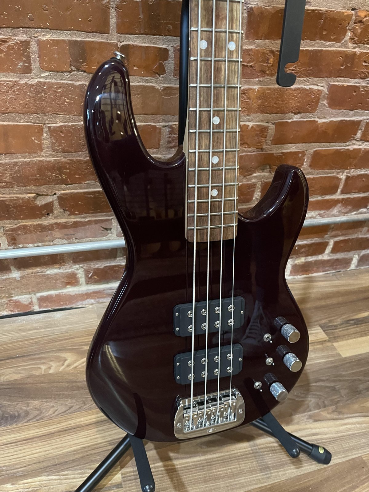 G&L Fullerton Deluxe L-2000 Bass Guitar | Garnet Metallic w/G&L