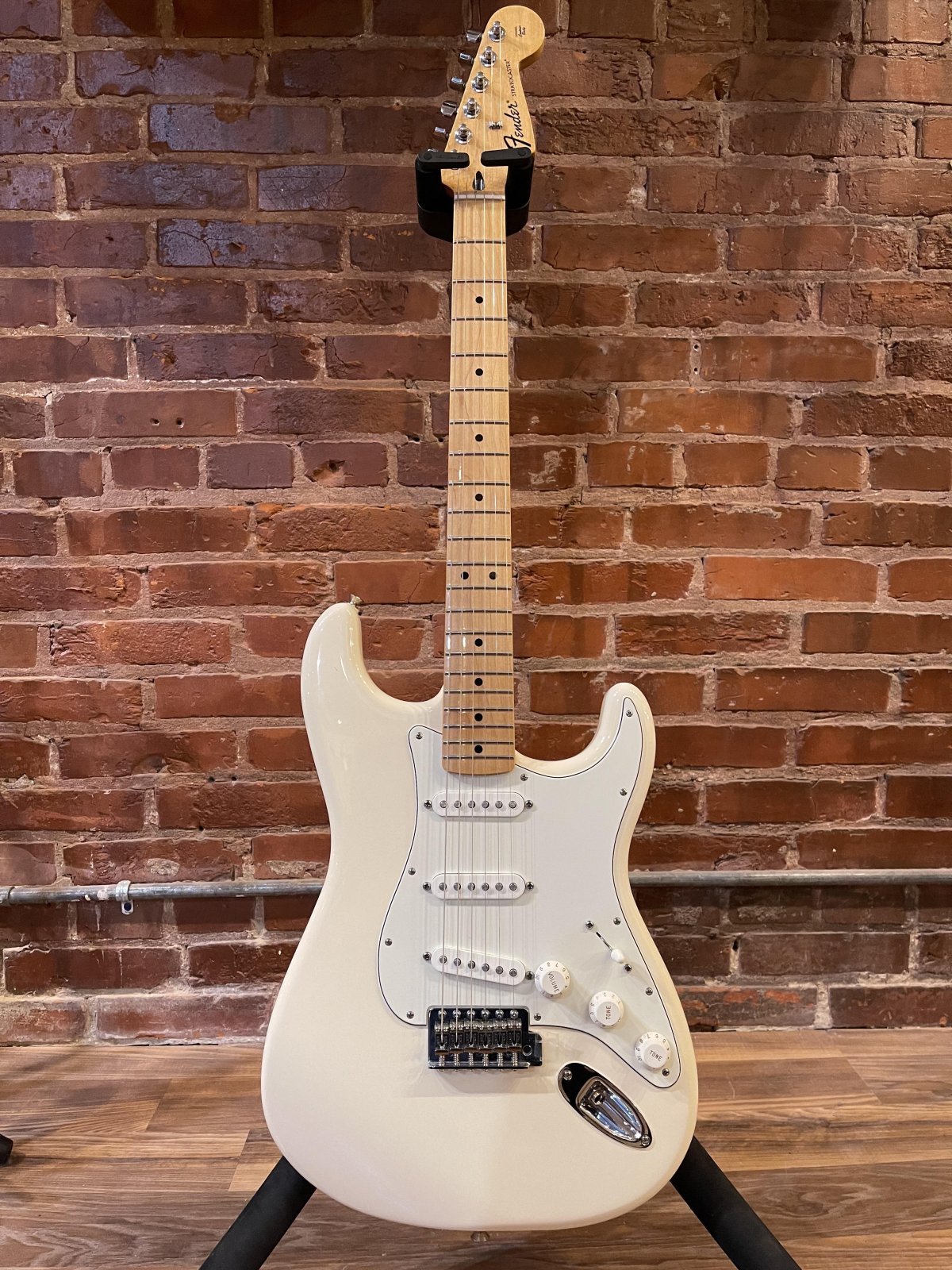 Fender Standard Stratocaster Arctic White/Gig bag