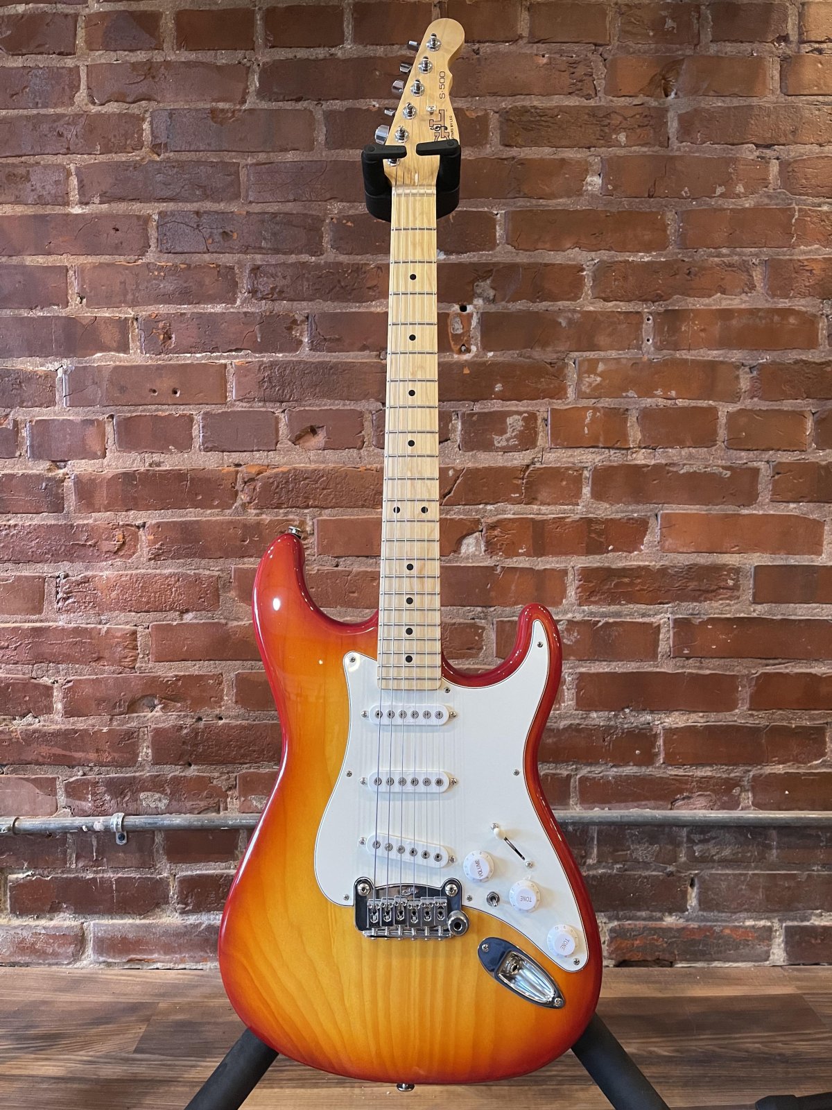 G&L 2021 Fullerton Deluxe S-500 Cherryburst with Gig Bag