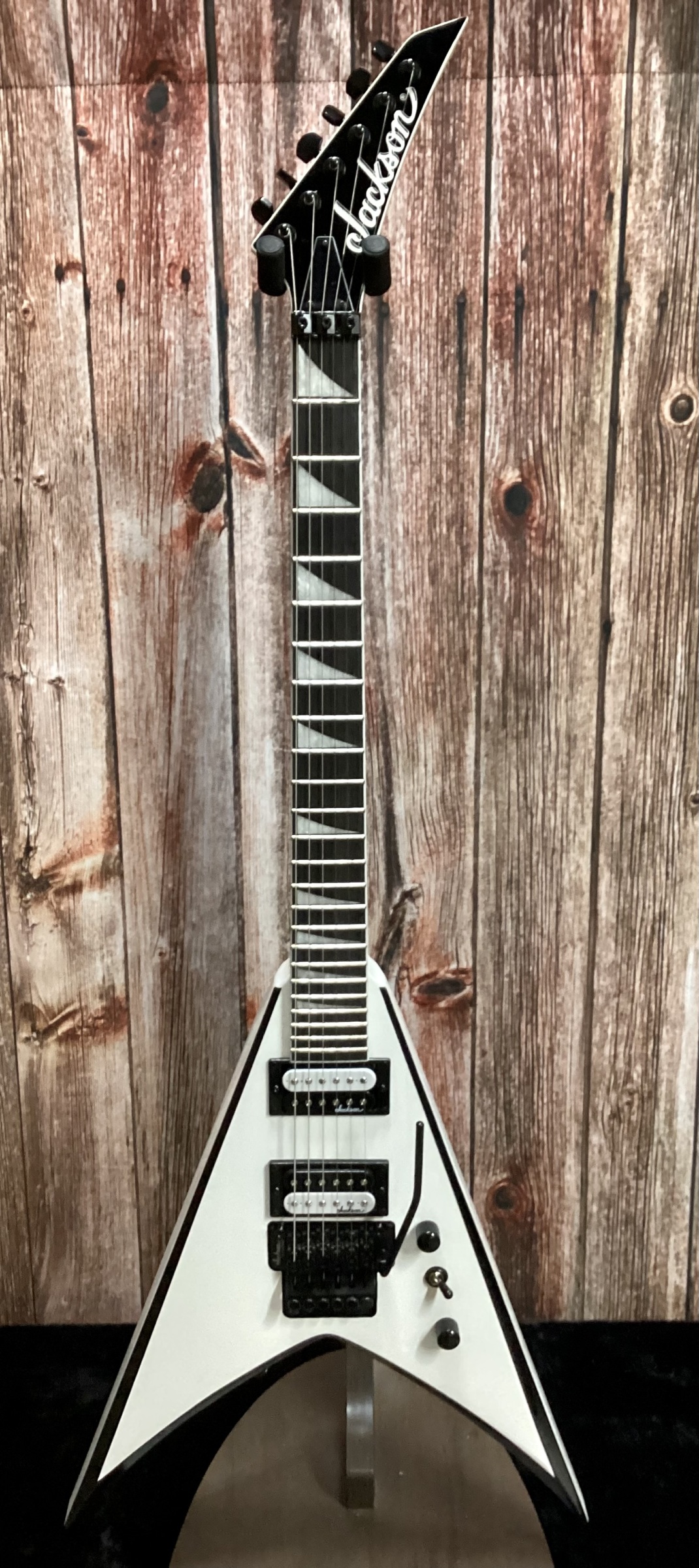 【美品】Jackson KING V VS32 White with Black Amazon | Jackson JS Series King V JS32 White with Black Bevels
