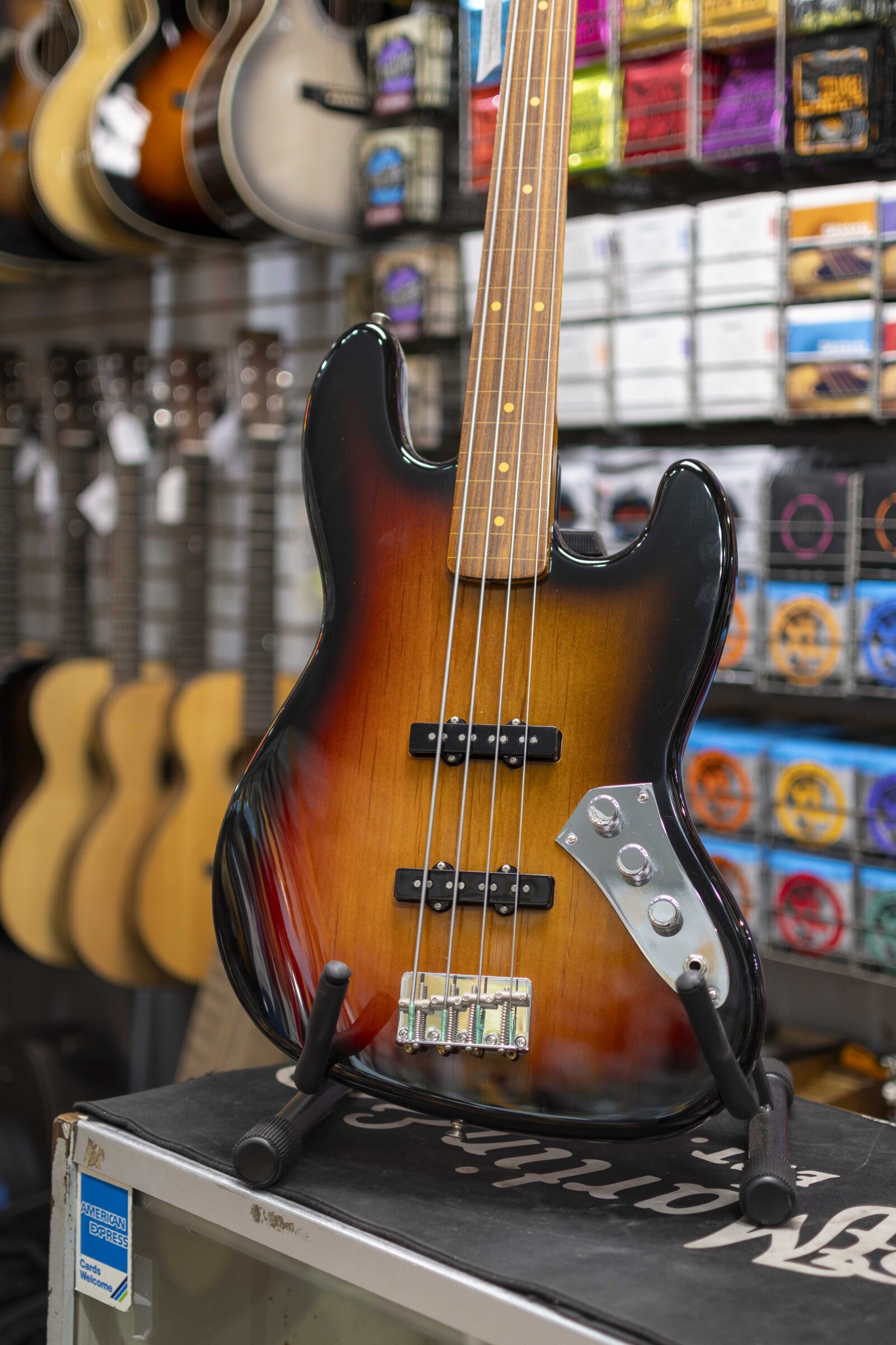 DEMO MODEL* Fender Jaco Pastorius Jazz Bass Fretless Pau Ferro