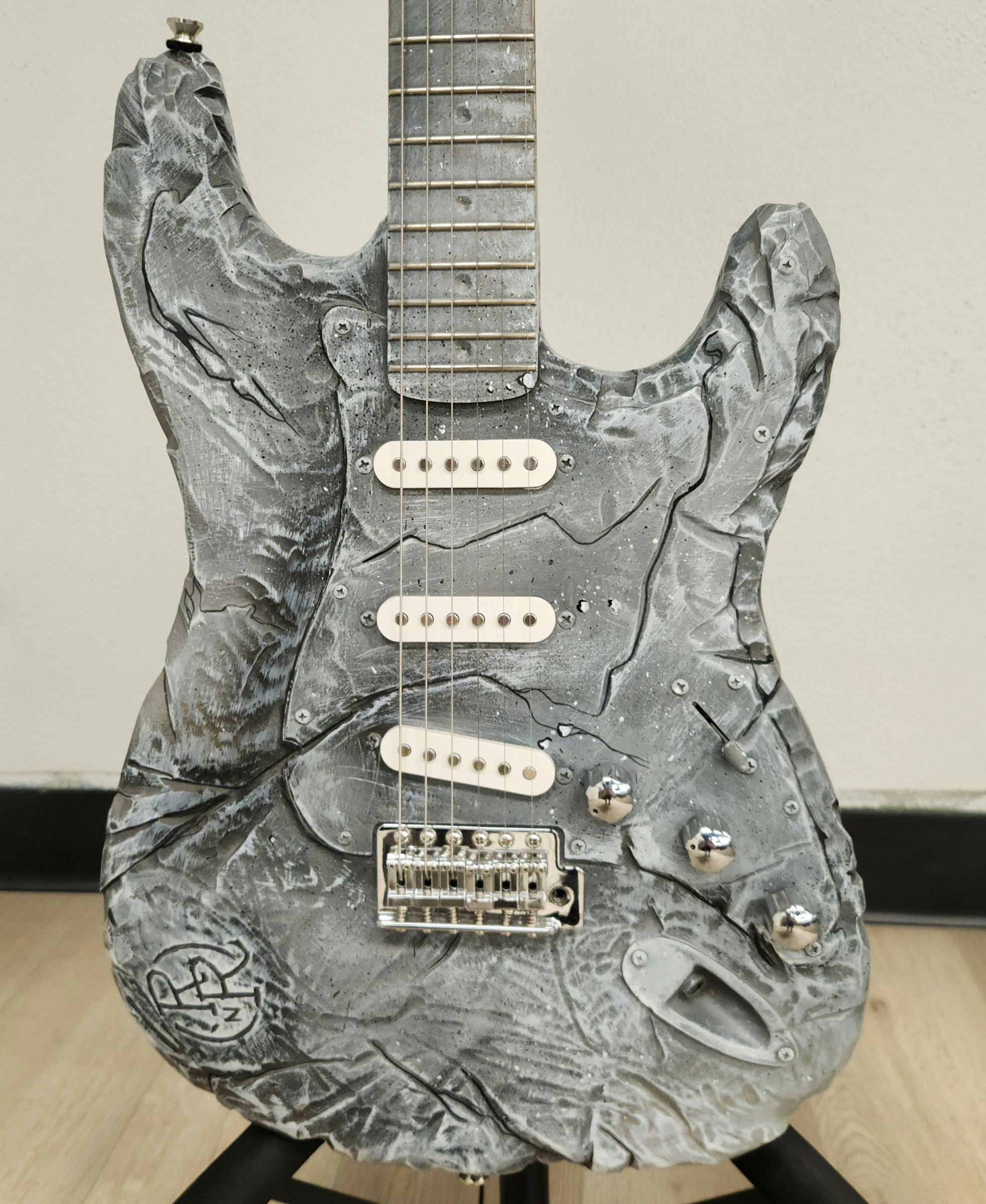 ギター Squier by Fender 20th Anniversary STRAT sddefault.jpg
