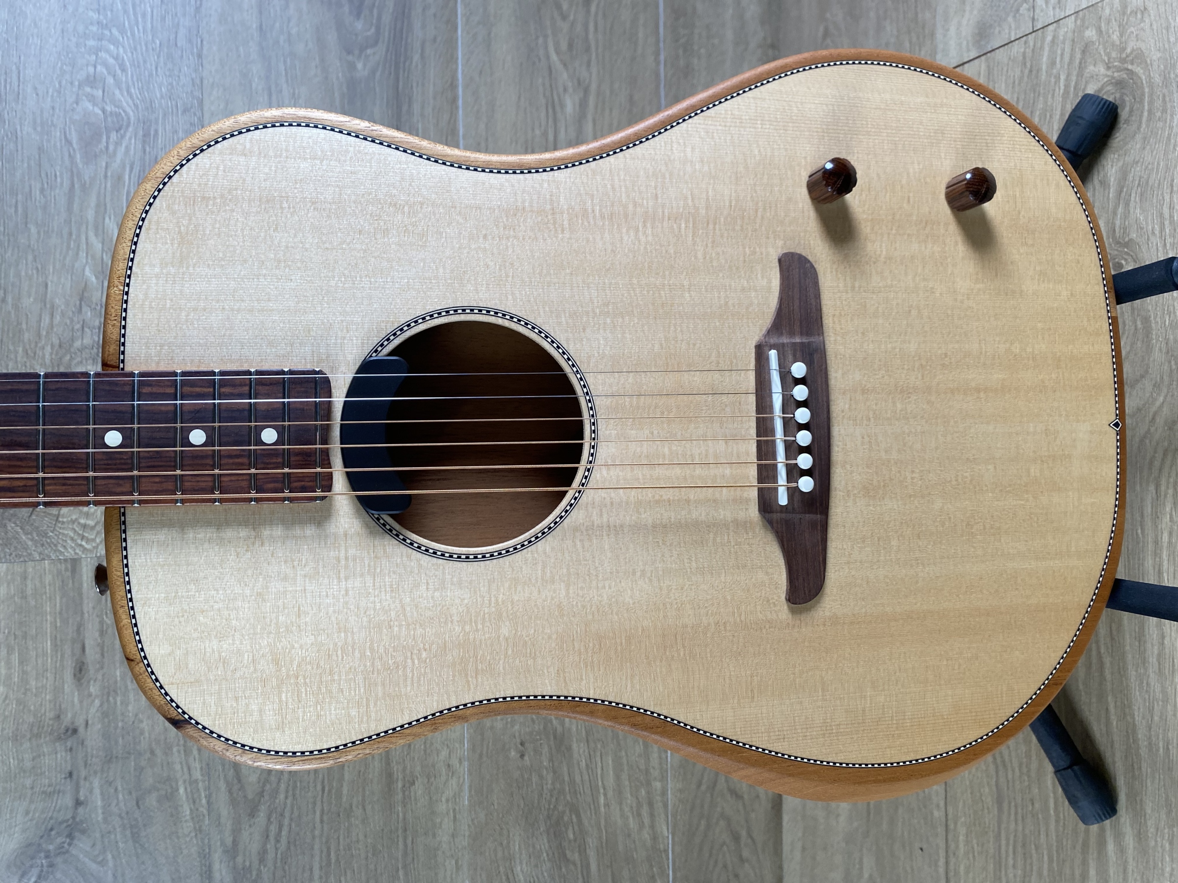 Fender_Highway_Series_Dreadnou