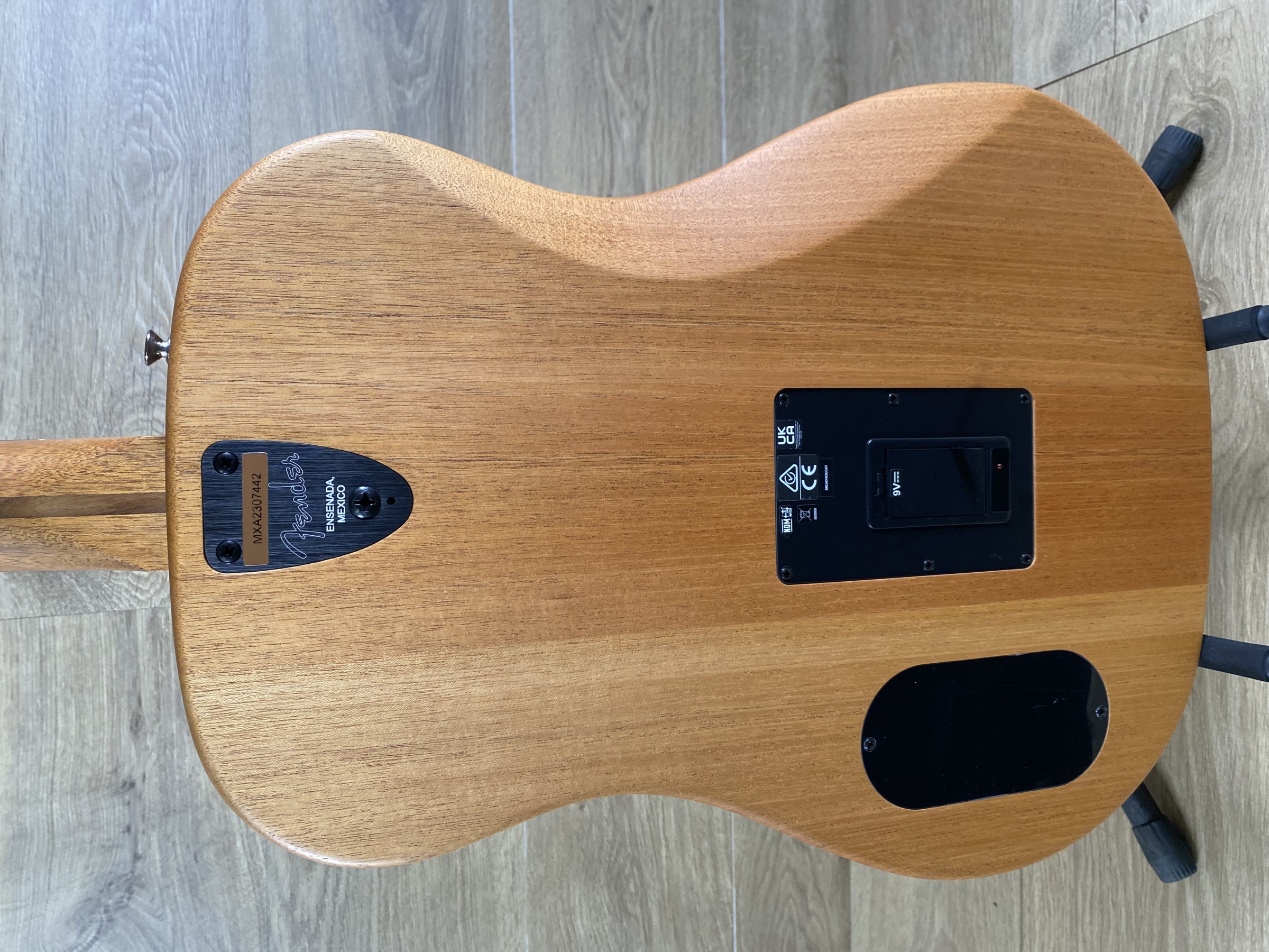 Fender_Highway_Series_Dreadnou