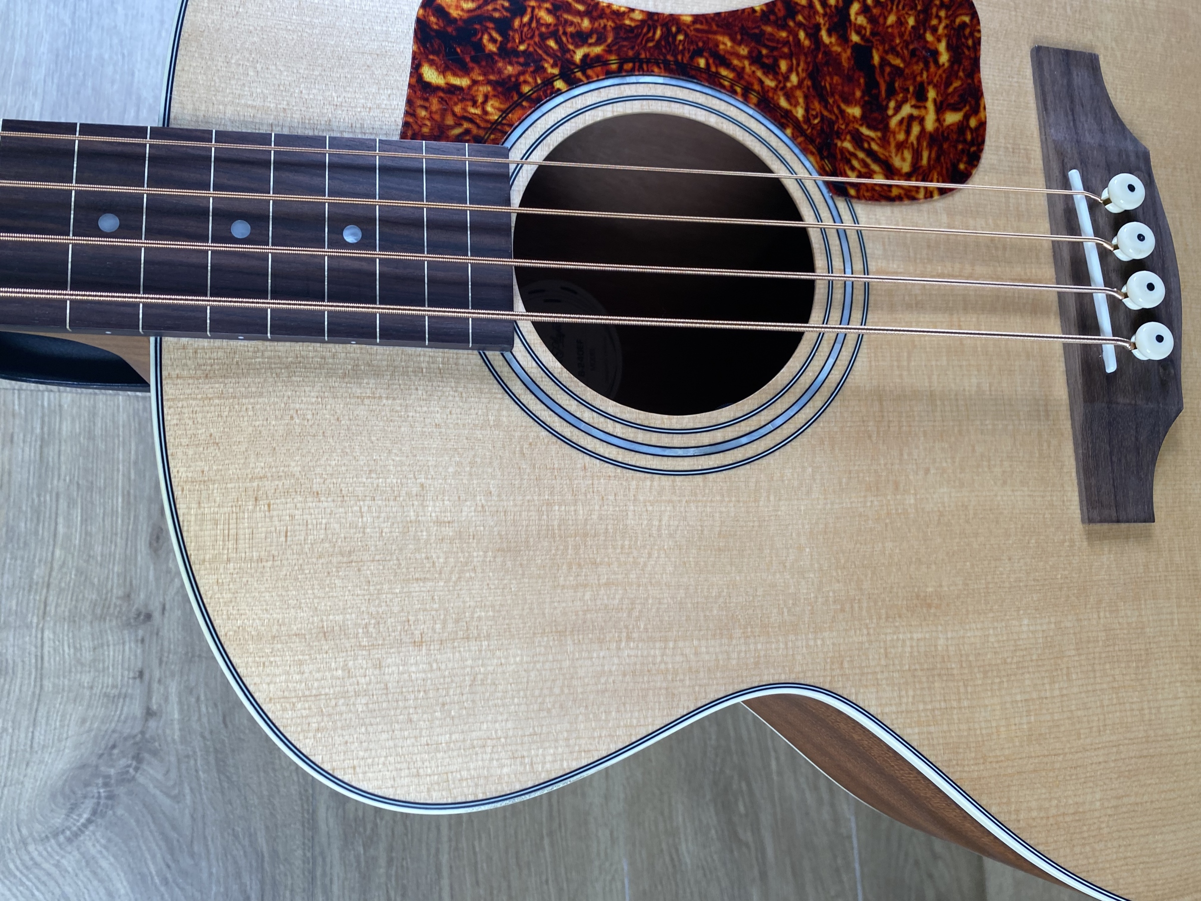 Guild B-240EF Fretless Concert Acoustic-electric Bass Guitar
