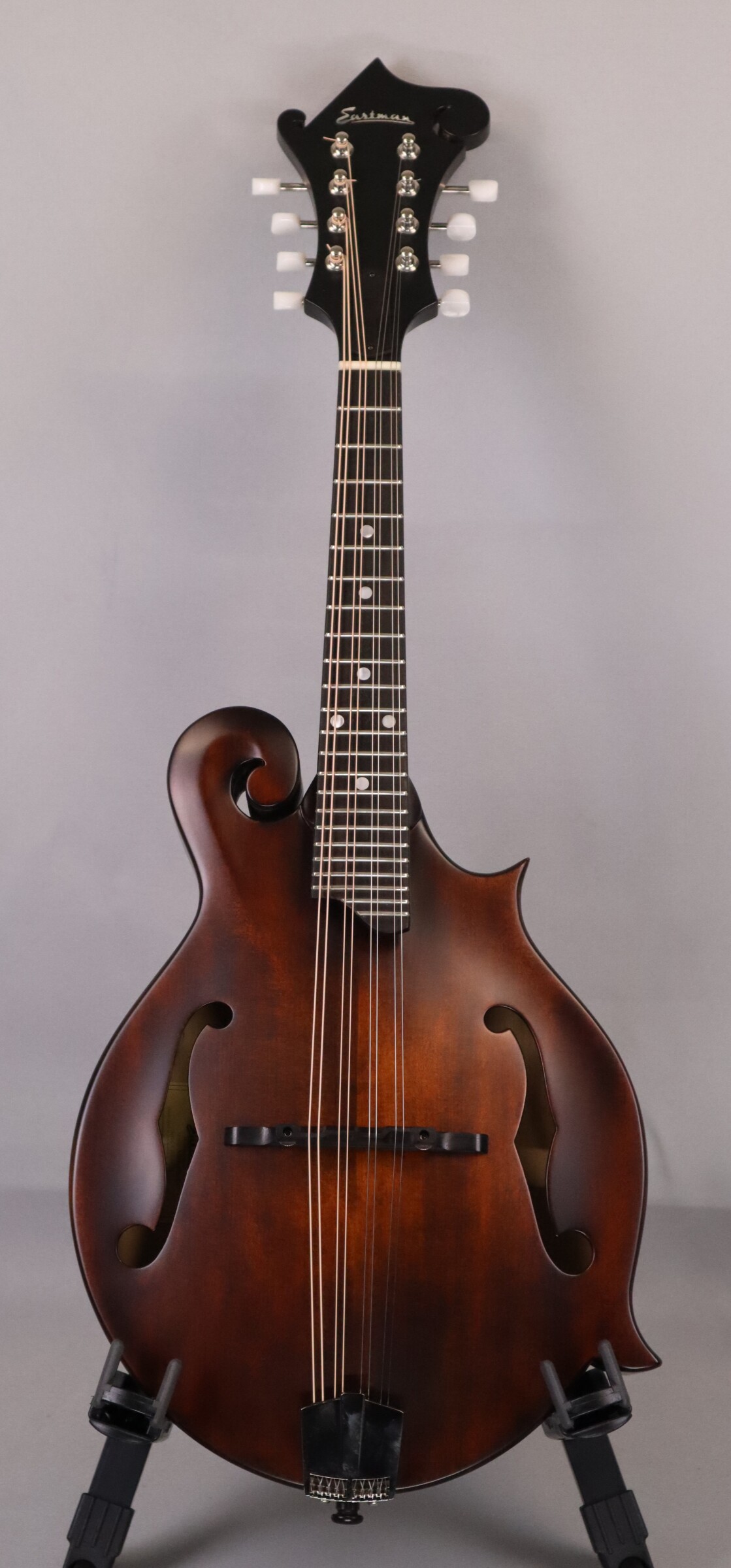 Eastman MD515CC/n Comfort Contoured Edges, Solid Spruce Top, Maple back and sides.