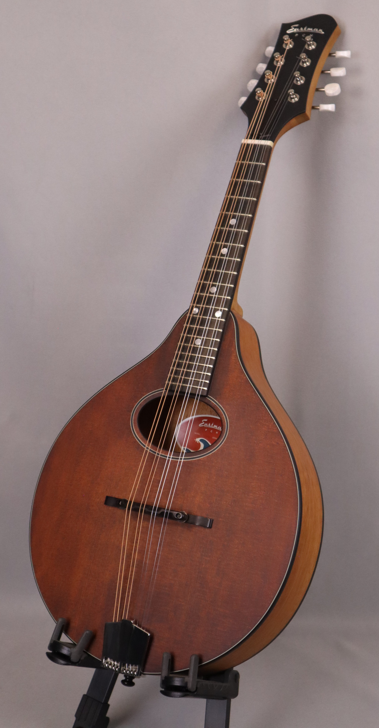 Eastman PCH-M104-CLA: Solid Sitka Spruce Top, Laminate Mahogany back and sides. Eastman Gigbag