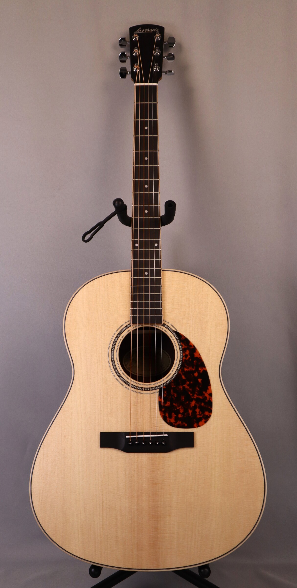 Larrivee L-03R: Solid Sitka Spruce Top, Solid Indian Rosewood back and sides.