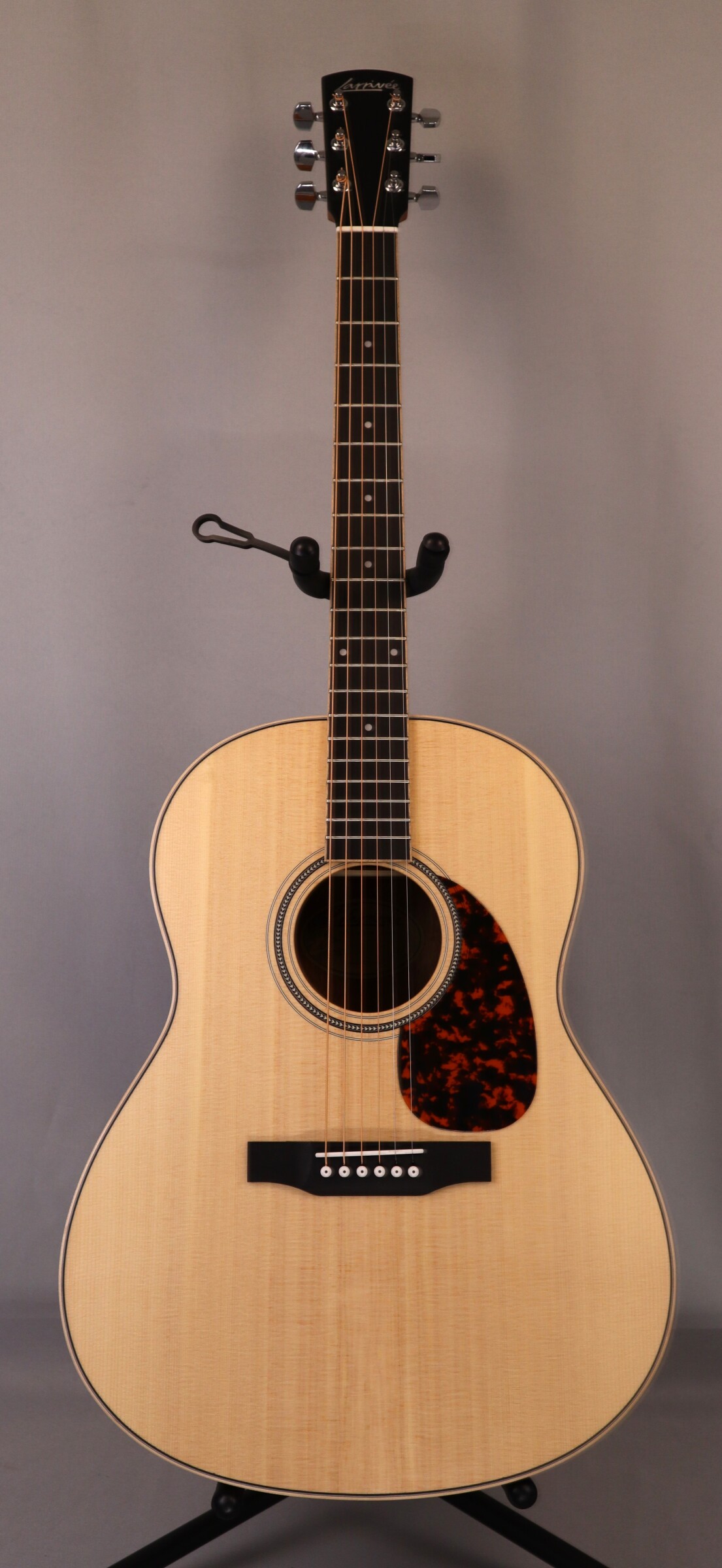 Larrivee L-03-MH: Solid Sitka Spruce Top, Solid Mahogany back and sides.