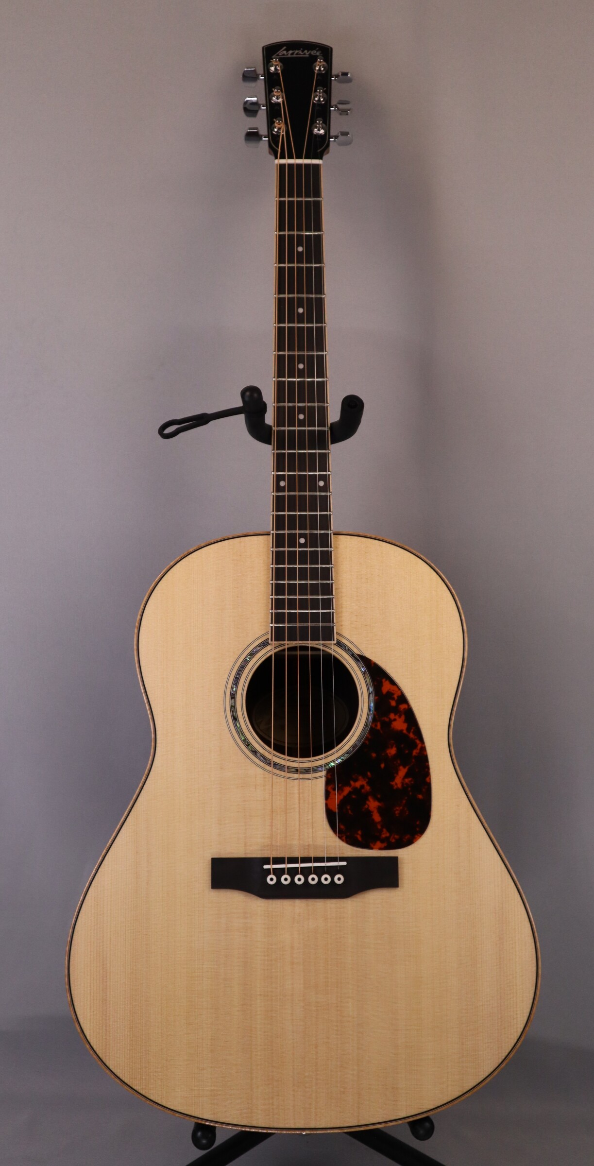 Larrivee L-09: Solid Sitka Spruce Top, Solid Indian Rosewood back and sides.