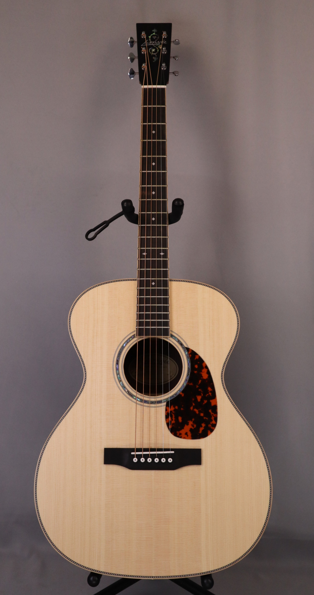 Larrivee OM-40-RW Custom: Solid Sitka Spruce Top, Solid Rosewood back and sides. Vine Logo on Headstock, Abalone Rosette.