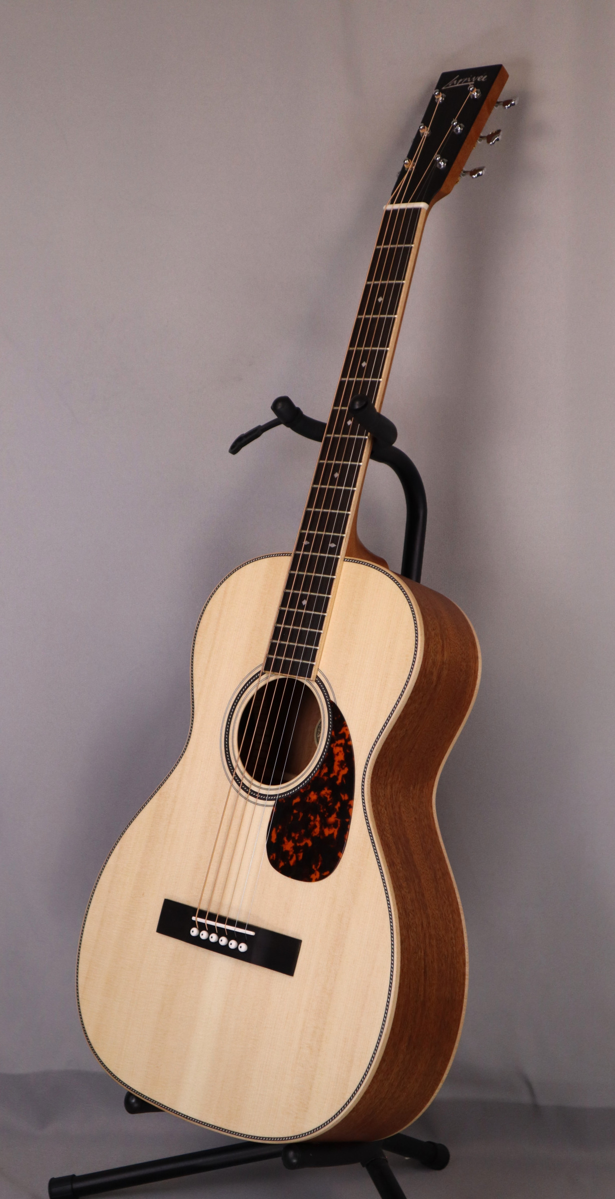 Larrivee OO-40-MH: Solid Sitka Spruce Top, Solid Mahogany back and sides.