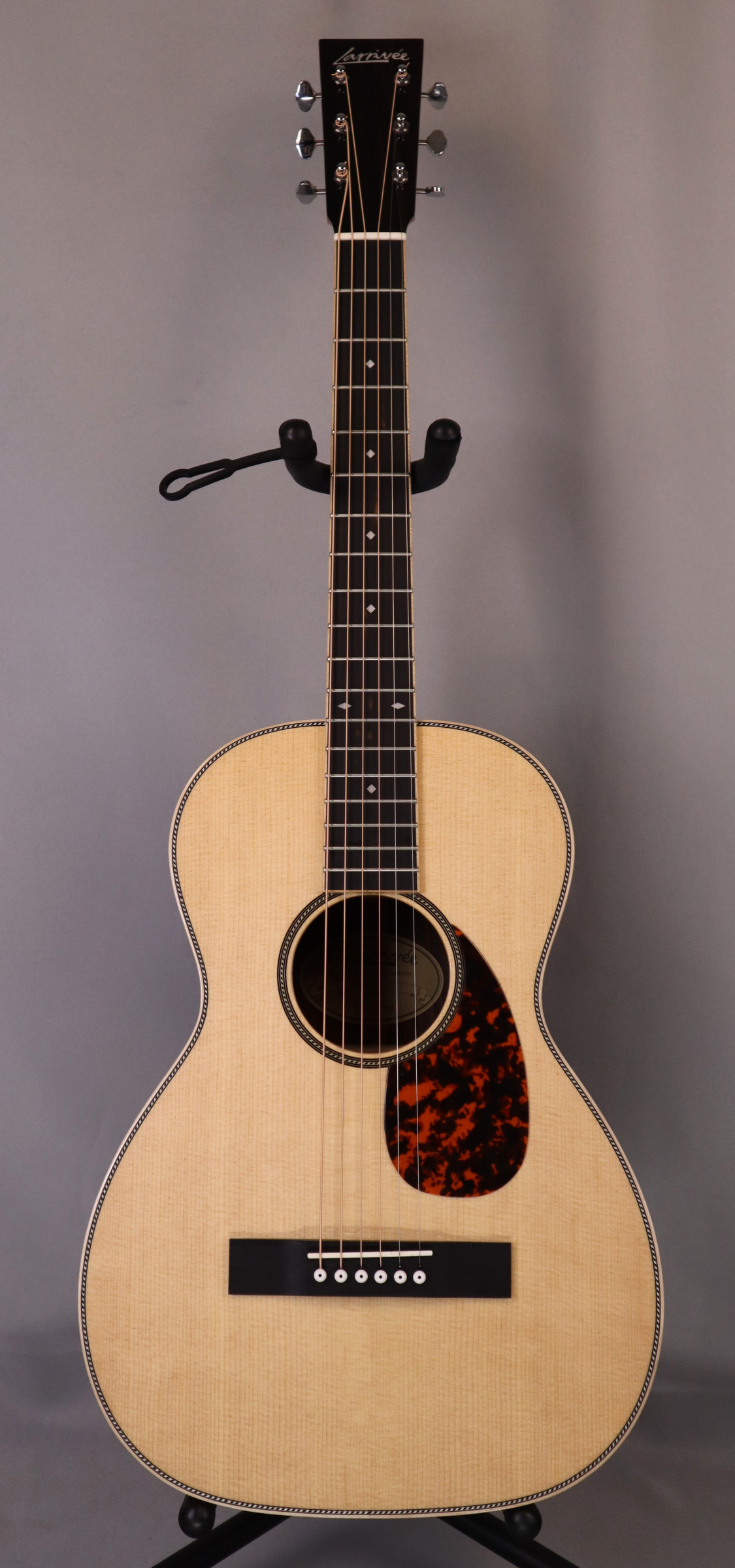 Larrivee O-44-RW: Solid Sitka Spruce Top, Solid Indian Rosewood back and sides.