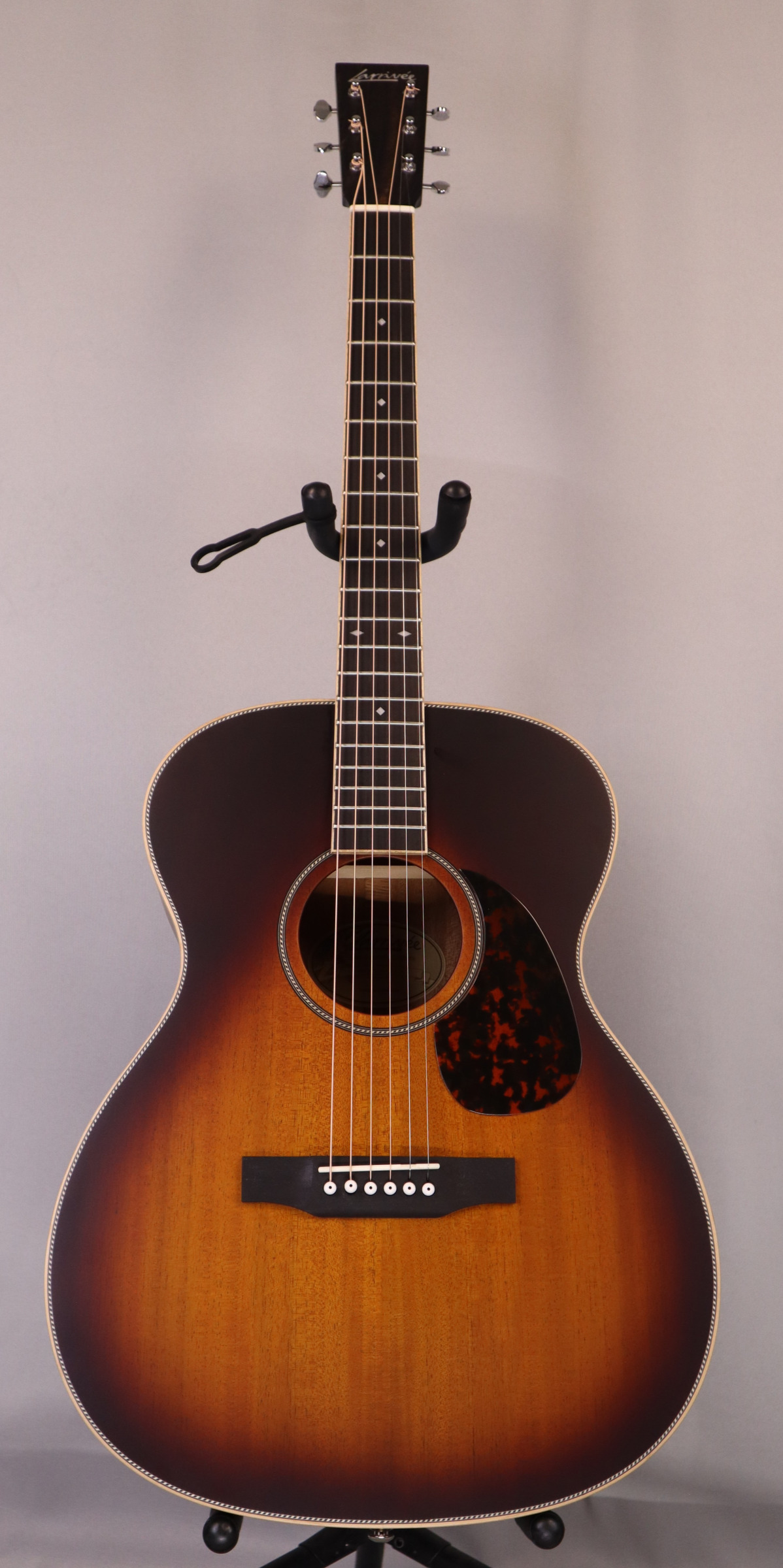 USED Larrivee OM-40-MH-0-0-M-00-0-99: OM-40 Solid Mahogany Top, back and sides, Vintage Burst. Excellent Condition 2026