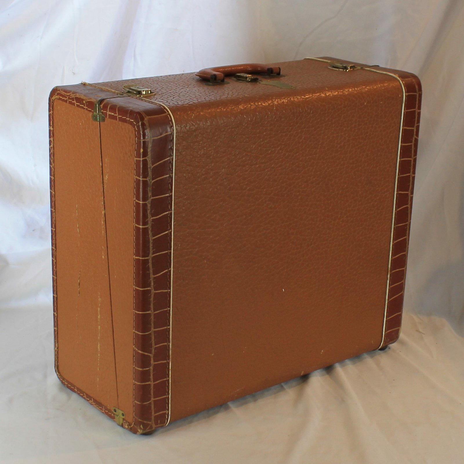 thumbnail image 2 of Alpenklang Accordion Case For 72 Bass – Wood Core, Faux Leather, Lockable, Plush Interior (Black) 2 of 10