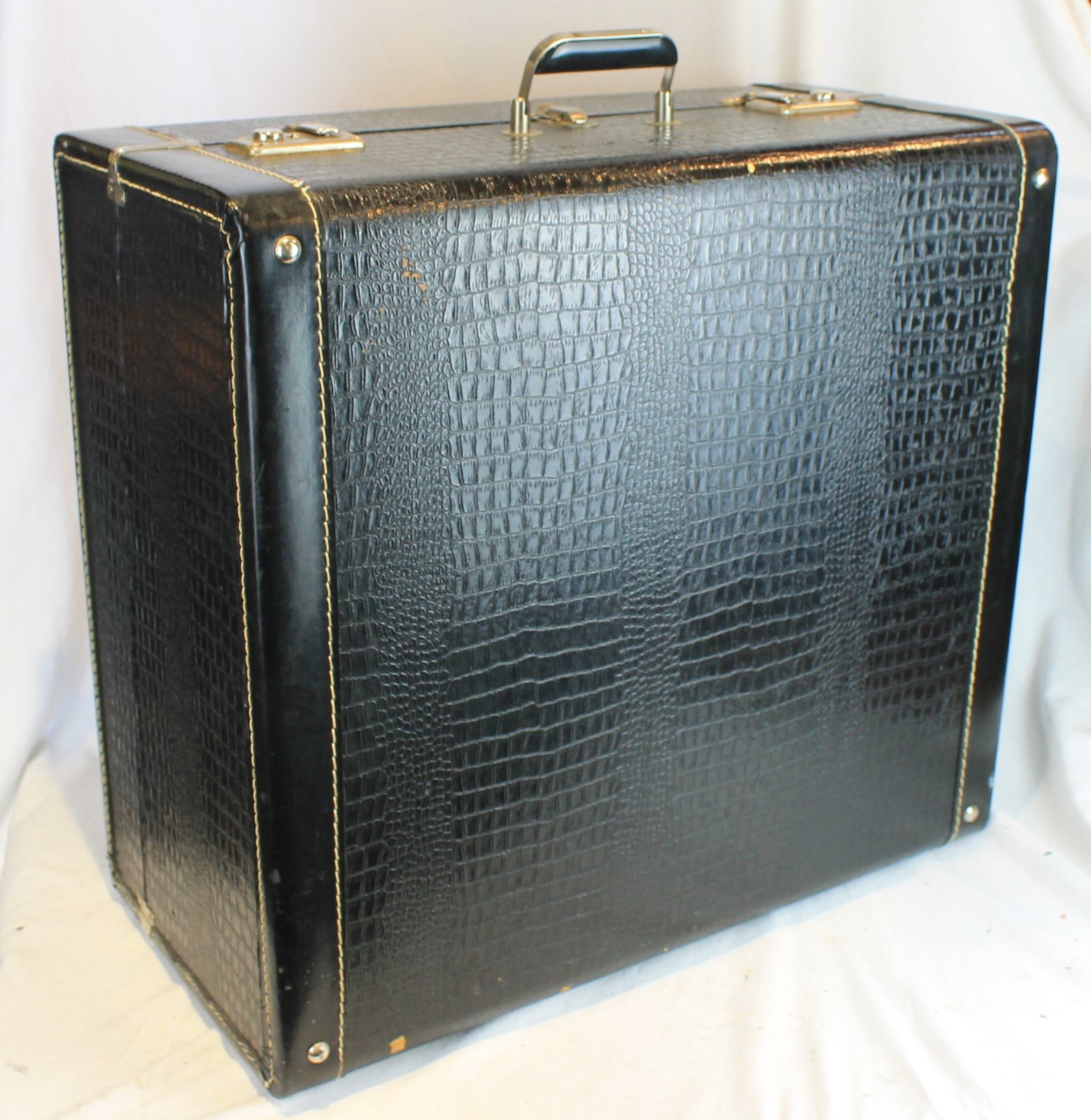thumbnail image 2 of Alpenklang Accordion Case For 72 Bass – Wood Core, Faux Leather, Lockable, Plush Interior (Black) 2 of 10