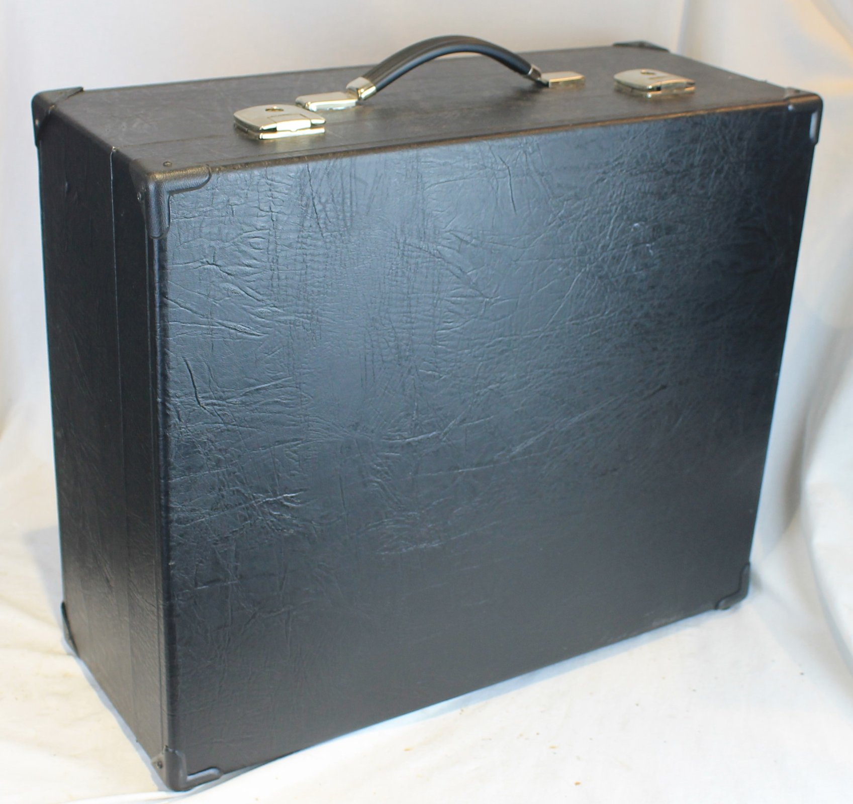 thumbnail image 2 of Alpenklang Accordion Case For 72 Bass – Wood Core, Faux Leather, Lockable, Plush Interior (Black) 2 of 10