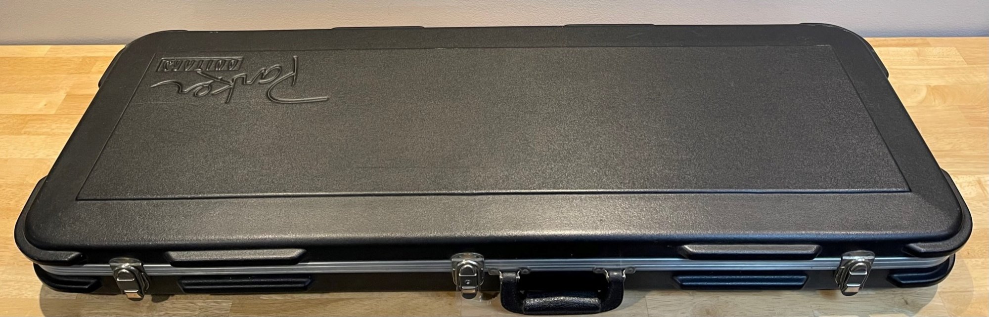 本場USA　パーカーフライ！　　　純正ギグバッグ付属 Parker Fly Deluxe in Black with Case and Gig Bag in Very