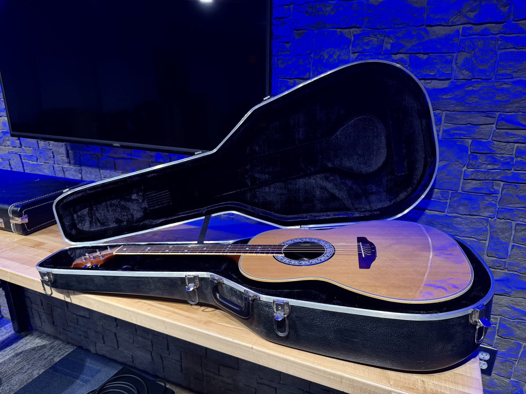 Ovation Celebrity CC67 Acoustic Electric with Hard Case