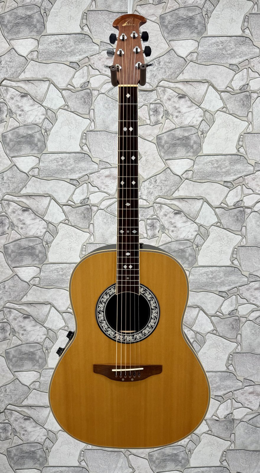 Ovation Celebrity CC67 Acoustic Electric with Hard Case