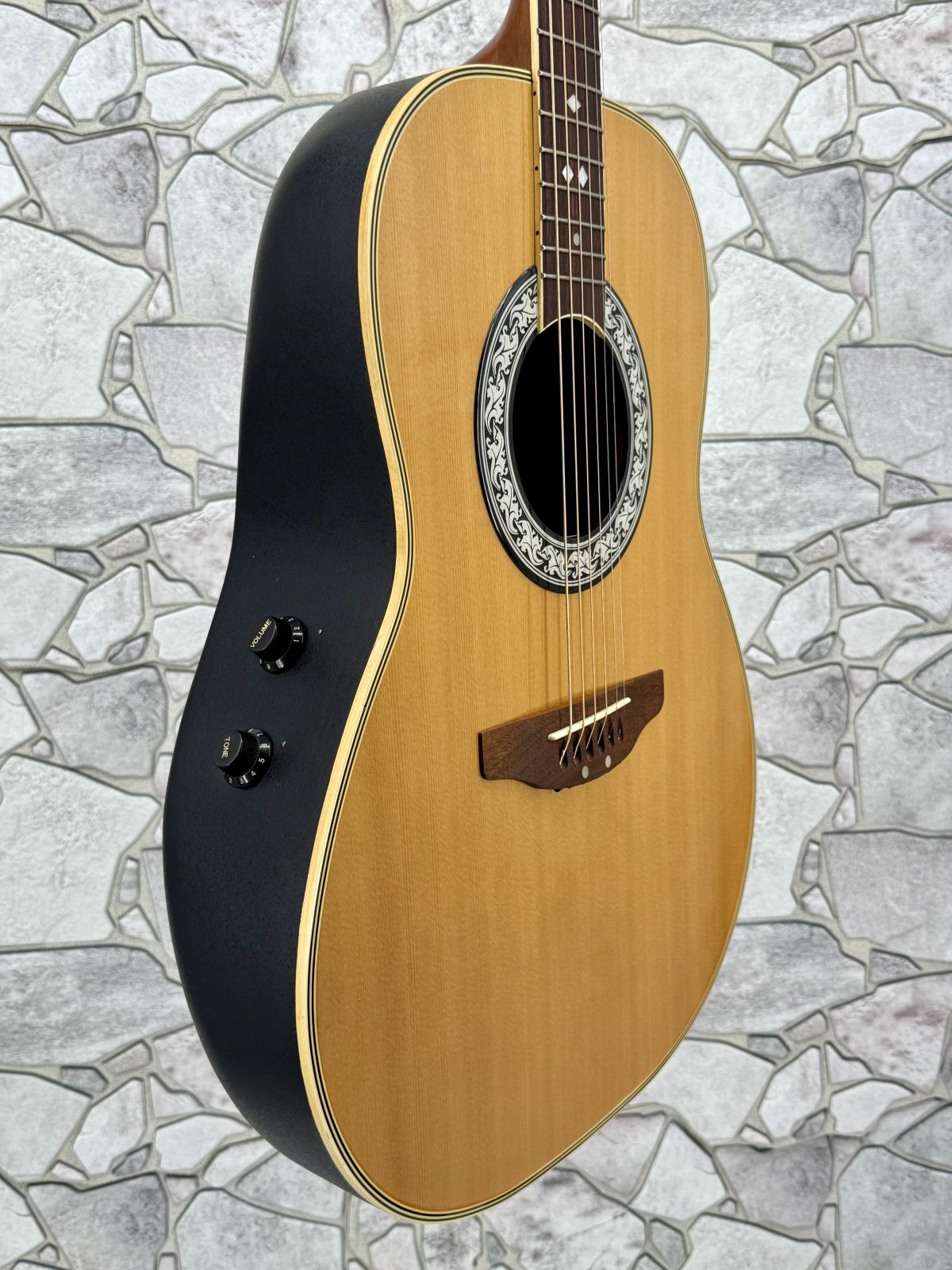 Ovation Celebrity CC67 Acoustic Electric with Hard Case