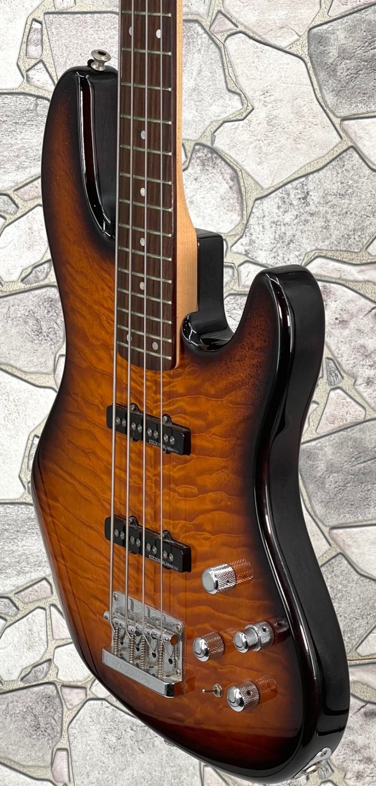 Fender Deluxe Jazz Bass 24 Guitar in Very Good Condition