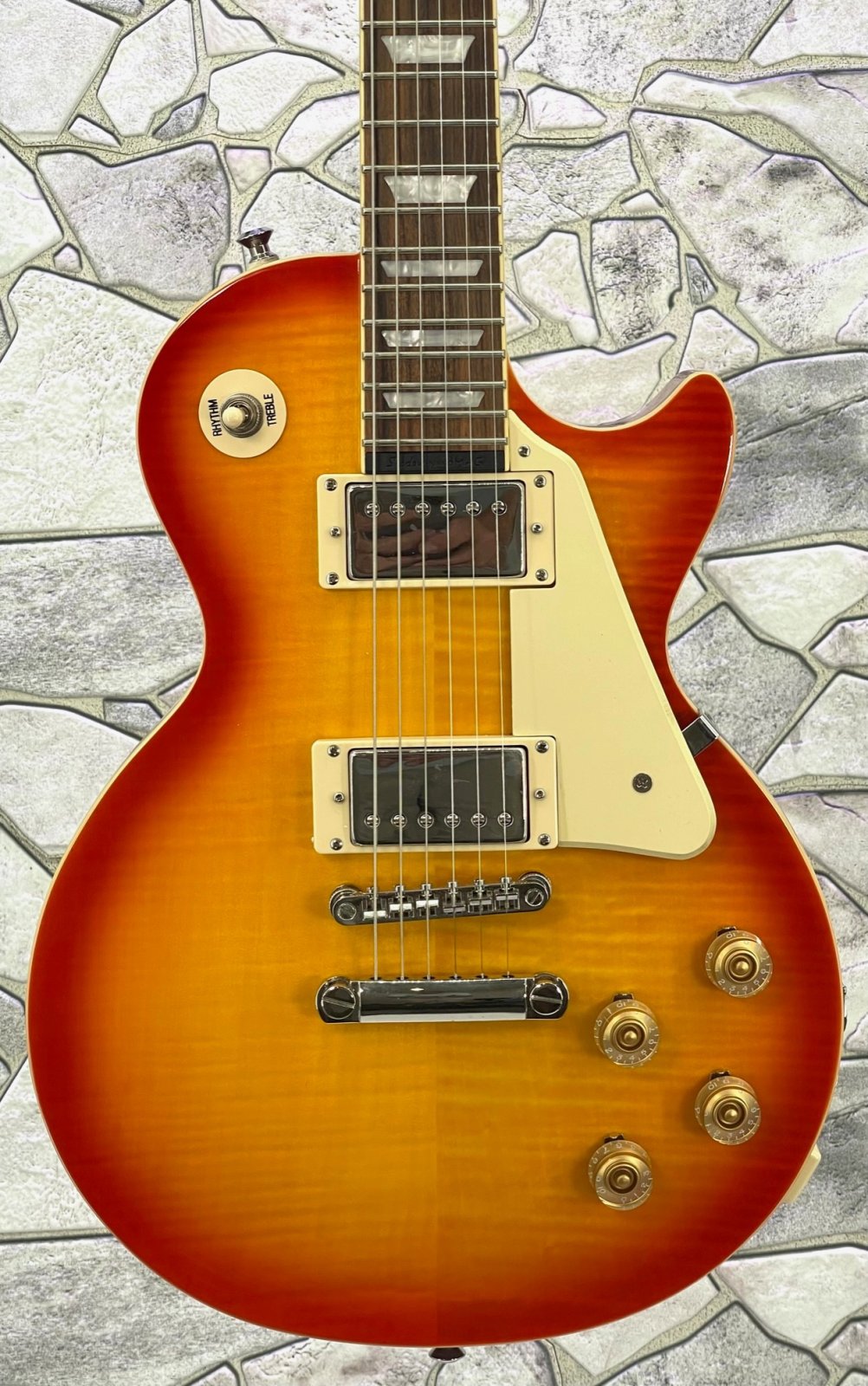 front_of_Epiphone_Les_Paul_Ult