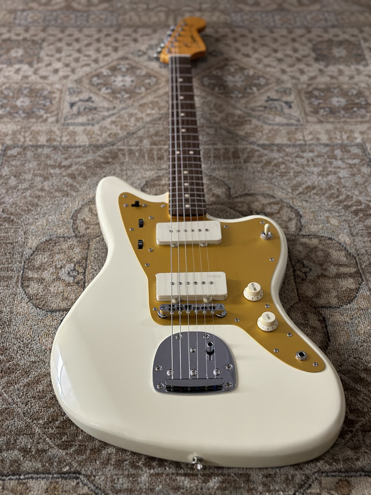Squier J Mascis Jazzmaster w/ Laurel Fingerboard, Gold Anodized