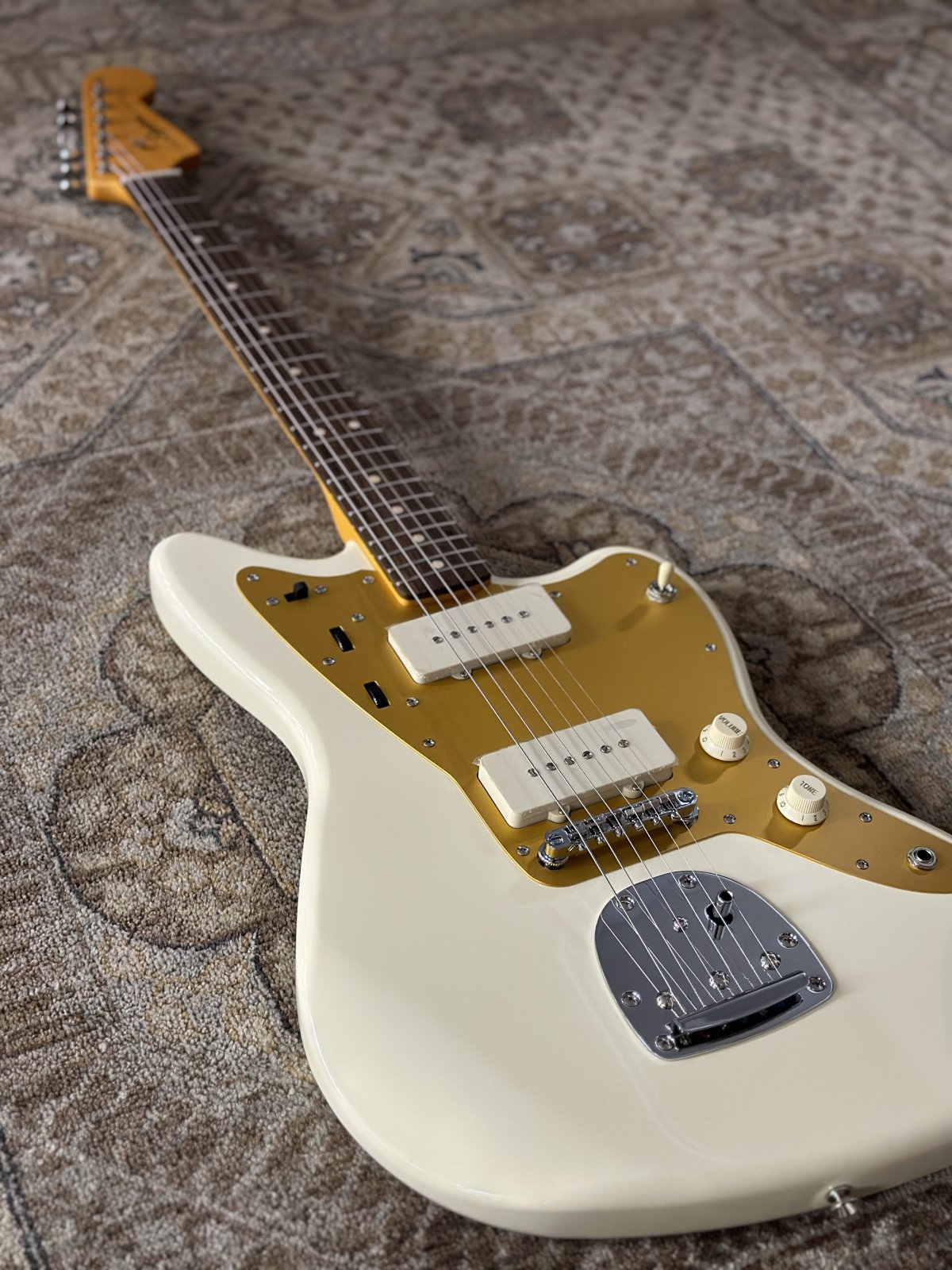 Squier J Mascis Jazzmaster w/ Laurel Fingerboard, Gold Anodized