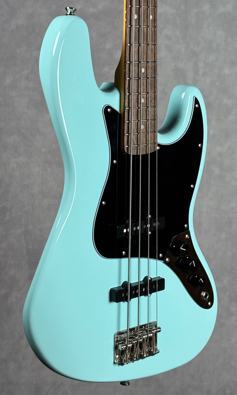 2024 Squier Classic Vibe 60's Jazz Bass - Daphne Blue