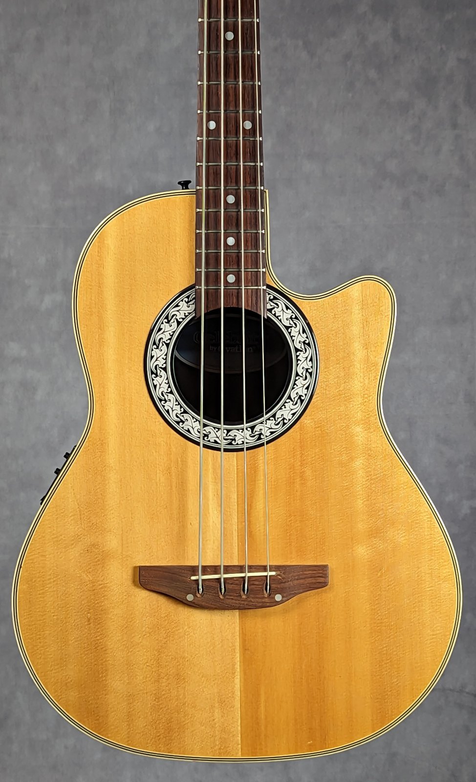 Ovation アコースティックベース（Celebrity cc074）